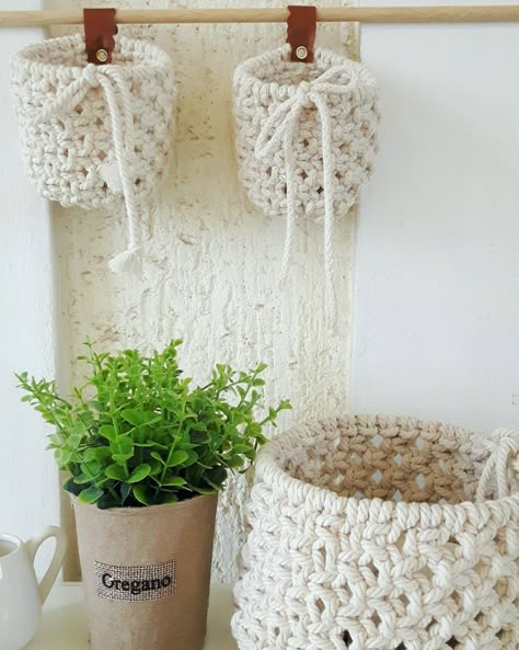 Diy Macrame Basket, Macrame Basket Diy, Easiest Macrame, Macrame Baskets, Pot Macrame, Macrame Projects Ideas, Macrame Basket, Boho Decor Ideas, Macrame Plant Hanger Patterns