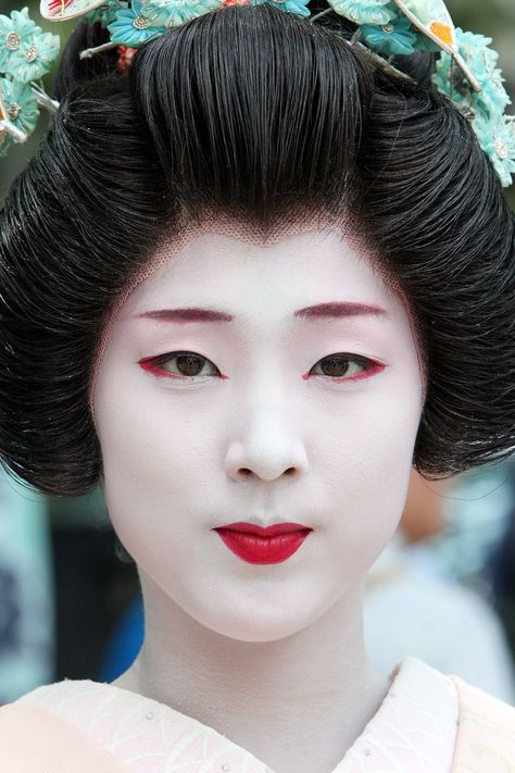 Geisha Makeup, Geisha Hair, Japan Makeup, Geisha Art, Hair And Makeup Tips, Japanese Makeup, Japanese Geisha, Costumes Ideas, Halloween Hair