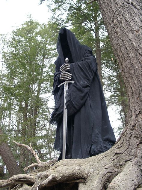 Kropserkel: Dark Rider Nazgul WitchKing costume and armor Halloween Graveyard, Chanel Cruise, My Dearest, Halloween Props, Outdoor Halloween, Halloween Outdoor Decorations, Grim Reaper, Dark Souls, One Ring