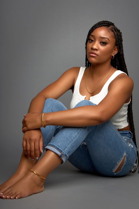 Studio Pose Ideas Photo Shoot, Models Photo Pose, Pose For Women Photography Studio, Photoshoot Idea Black Women, Floor Pictures Poses, Creative Wears For Models, Jean Birthday Photoshoot Ideas, Simple Photography Studio, Simple Birthday Shoot Ideas For Women Black