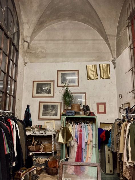 The 15 Best Vintage Stores in Florence - Italy Segreta Places In Italy Aesthetic, Italy Travel Florence, Italy Thrift Store, Leather Market Florence, Shopping In Italy Aesthetic, Florence Italy Shopping, Shopping In Florence Italy, Florence Fashion Italy, Summer In Italy Aesthetic Vintage