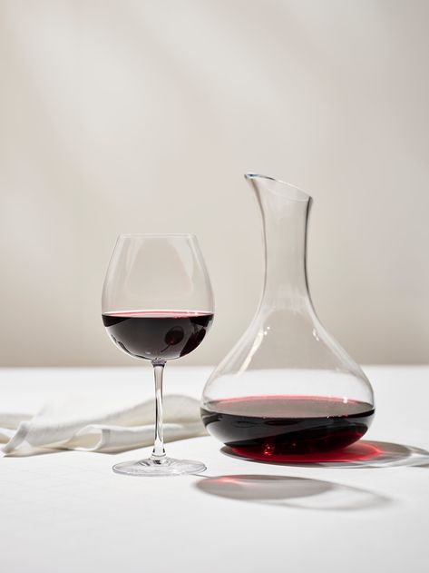 Tips for choosing the right glasses for your drinks - IKEA Edinburgh Flat, Glassware Design, Wine Carafe, Flute Glasses, Different Wines, Champagne Glasses, Sparkling Wine, Victoria And Albert Museum, Wine Cooler