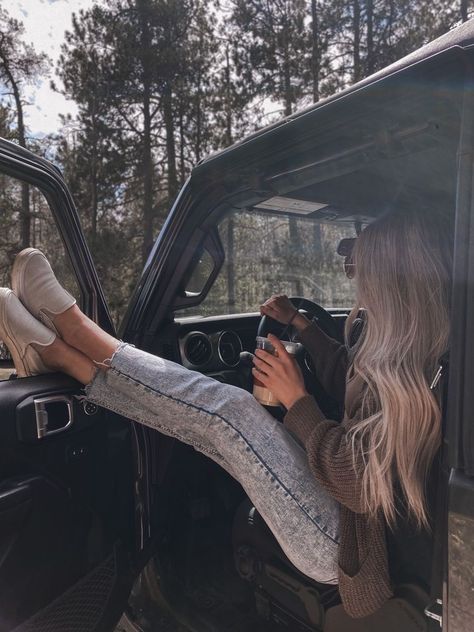 Jeep Wrangler Aesthetic Fall, Picture With Truck, Jeep Instagram Pics, Jeep Wrangler Photoshoot, Car Pictures Ideas, Wrangler Photoshoot, Jeep Photoshoot Ideas, Jeep Picture Ideas, Road Trip Photoshoot