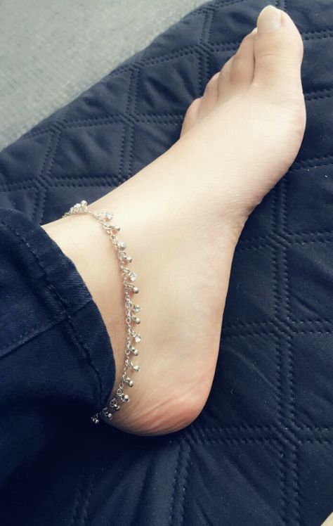 Ankelate Design Indian, Leg Chain Anklets Indian Silver, Ankelate Design, Silver Anklet Aesthetic, Payal Aesthetic, Latest Payal Designs Silver, Nupur Design, Anklets Indian Silver Modern, Stylish Anklets