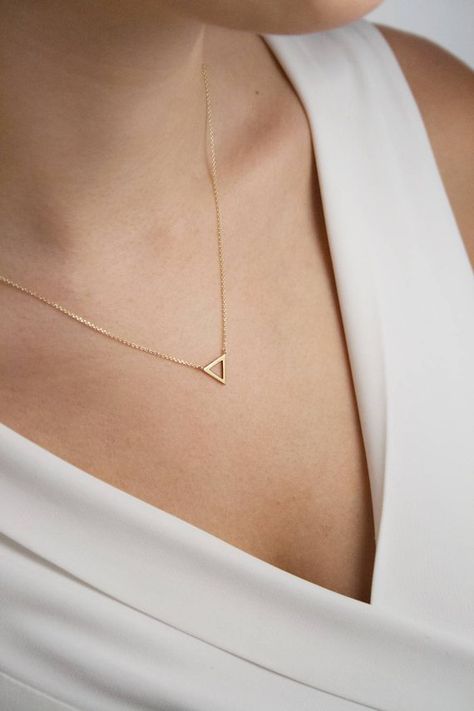 For all of you geometry lovers, we are proud to present: The triangle! A minimal necklace easy to wear for any occasion! Simple, classy and chic! What? Isnt geometry your thing? Thats fine. Just imagine layered necklaces! --Fairy Goldcharm ★★★★★★★★★★★★★★★★★★★★★★★★★★★★★★★★★★ Layering Jewelry Necklace Simple, Pretty Jewelry Necklaces, Gold Triangle, Gold Water, 18k Gold Necklace, Triangle Necklace, Water Element, Gold Bar Necklace, The Triangle