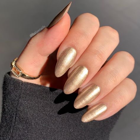 #nails #goldennails #gold #mynails Gold Colour Nail Art, Golden Nail Polish, Pale Gold Nails, Gold Metallic Nails, Classy Gold Nails, Golden Nails Designs, Gold Acrylic Nails, Wedding Aesthetics, Golden Nails