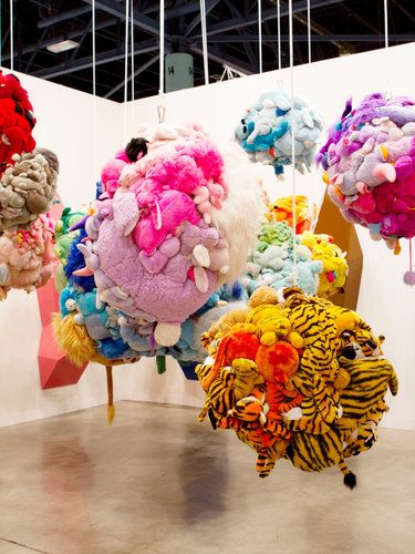 Mike Kelly-  series of sculptural pieces using children’s stuffed animals sewn onto or covered over with hand-knitted afghans. Mike Kelley, Toy Art, Sculpture Installation, Art Textile, Soft Sculpture, Land Art, Art Plastique, American Artists, Installation Art