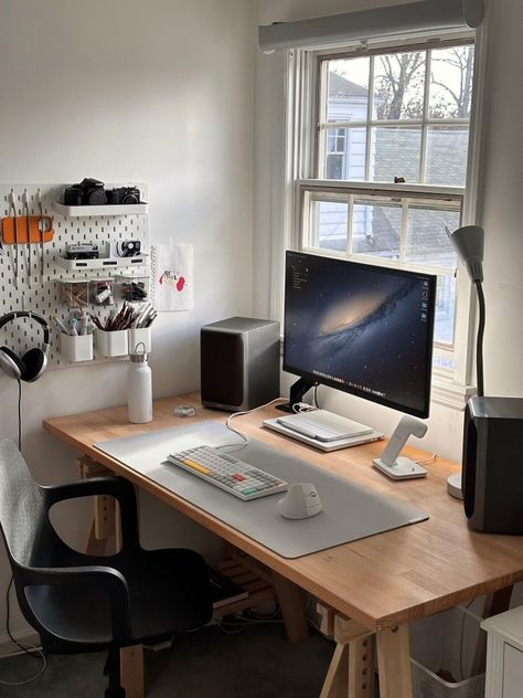 Maker Stations® on X: "📷: gui_btt https://t.co/5XPFJga3Xm" / X Small Desk Setup Ideas, Workspace Photography, Desks Minimalist, White Desk Setup, Minimal Desk Setup, Minimal Workspace, Minimal Setup, Setup Inspiration, Workspace Ideas