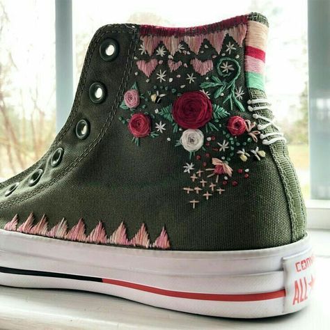 Baskets Converse, Embroidered Converse, Embroidery Shoes, Crochet Clothing And Accessories, Pola Sulam, Embroidered Shoes, 자수 디자인, Embroidered Clothes, Diy Shoes