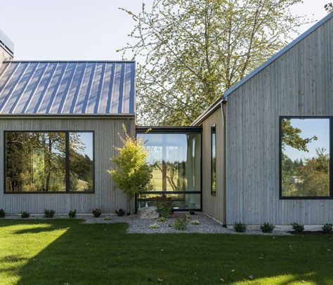 Stafford Residence by Solomon Berg Design - Dwell Single Gable House, Gable House, Cottage Exteriors, Farmhouse Architecture, Angel Fire, Fire House, Roof Overhang, Hampton House, House Vibes