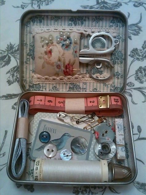 Travel Sewing Case, Tilda Sewing, Sewing Kit Box, Mint Tin Crafts, Mini Sewing Kit, Travel Sewing Kit, Colorful Hairstyles, Sewing Case, Altoids Tins