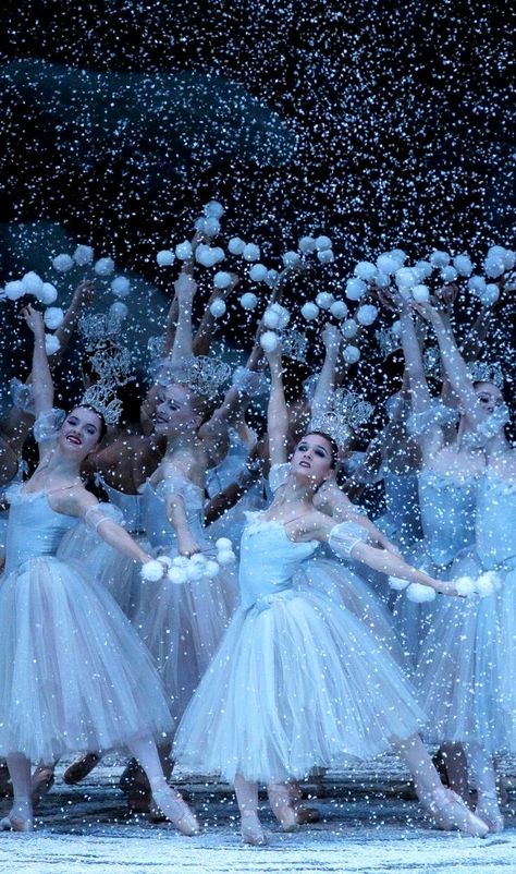 Waltz Of The Snowflakes the New York City Ballet Romeo I Julia, City Holiday, Nutcracker Costumes, New York City Ballet, George Balanchine, Ballet Beauty, Ballet Inspiration, Christmas Ephemera, Ballet Art