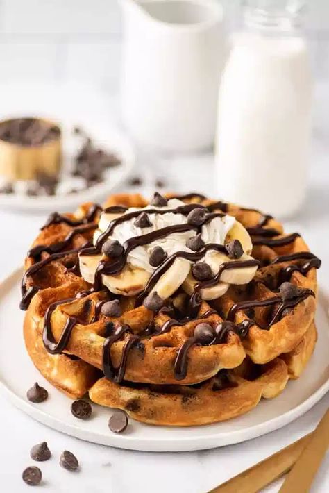 Chocolate Chip Waffle Recipe, Chocolate Chip Waffles, Waffle Maker Recipes, Fluffy Waffles, Chocolate Waffles, Peanut Butter Sauce, Waffle Recipe, Waffle Toppings, Fudge Sauce