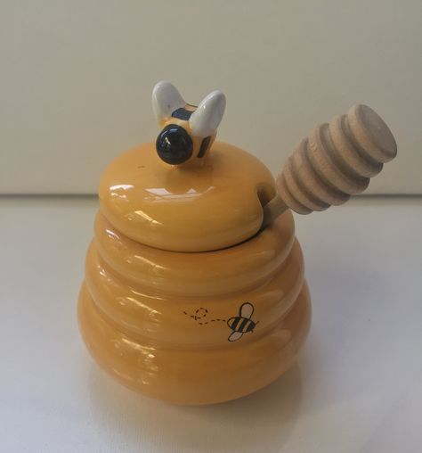 Mini Honey pot ceramic jar & wood dipper beehive with bee topper lid #decor #housedecor #homedecor #honey #bumblebee #bee #bees #shop #shopping #onlineshop #onlineshopping #surlatable #style #ceramic #art #vintage #vintageshop #vintageart #vintagestyle #vintagedecor #retro #retrostyle #retrodecor #beehive #kitchen #kitchendecor #kitchenware #antique #antiques Clay Pot Aesthetic, Ceramic Honey Jar, Beehive Pottery, Pinch Pot With Lid, Bee Ceramics, Bee Jar, Ceramic Honey Pot, Honey Container, Pottery Pinch Pot