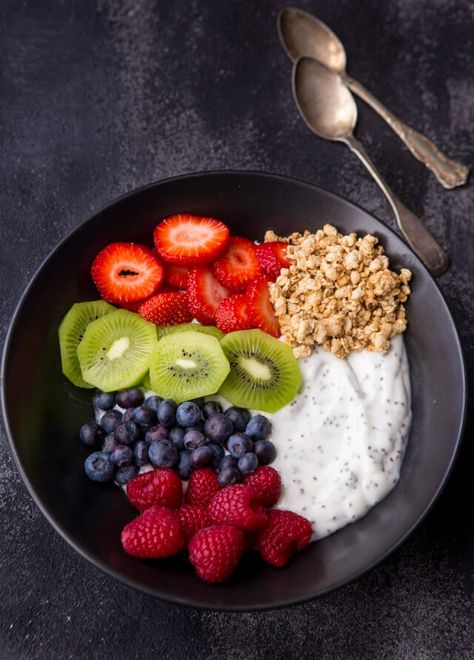 Chia Yogurt Breakfast Bowl - A Zesty Bite Chia Yogurt, Pasti Sani, Yogurt Breakfast, Resep Diet, Idee Pasto, Makanan Diet, Läcker Mat, Breakfast Bowl, Think Food