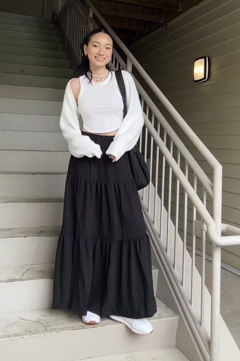 Style Long Black Skirt Outfit Ideas, Black Maxi Skirt Outfit Casual, Black And White Long Skirt Outfit, Outfit Inspo Maxi Skirt, Long Skirt Layered Outfit, Styling A Long Black Skirt, Style Black Maxi Skirt, Long Skirt Concert Outfit, How To Style Black Maxi Skirt