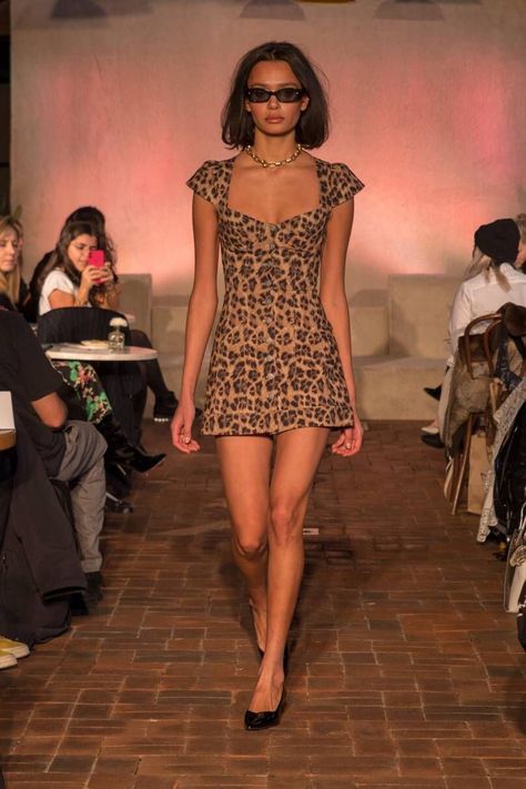 90s Fashion, Victoria Beckham, 90s Runway Fashion, Mini Robes, Leopard Print Dress, Fashion Show Collection, Looks Style, Looks Vintage, Fashion Mode