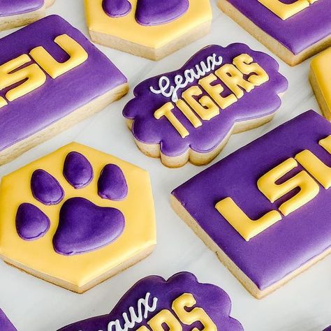 Sift & Swirl - Marilyn on Instagram: "Some LSU cookies for a college bound freshman in the fall. Congratulations Mia!!! This color was easily achieved by using @thesugarart Master Elite Violet with a touch of Black. #siftandswirlbakery #siftandswirl #purveyorsofsugar #purveyorsofcookies #customsugarcookies #customcookies #decoratedcookies #royalicing #tomballcookies #houstoncookies #customcookiestomball #customcookieshouston #cookiesofinstagram #homebaker #cookieart #cookieartist #lsucookies" Lsu Cake Ideas, Lsu Themed Graduation Party, Lsu Cookies Decorated, Lsu Birthday Party, Lsu Cupcakes, Lsu Graduation Party, Lsu Decorations, Lsu Cookies, Lsu Wedding