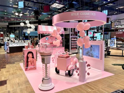 Armani Beauty turns Haikou Mova Mall red for Lunar New Year : Moodie Davitt Report Cosmetic Pop Up Store Design, Beauty Brand Activation, Beauty Pop Up Store, Pop Up Retail, Mall Event, Convention Booth, Event Booth Design, Popup Store, Beauty Station