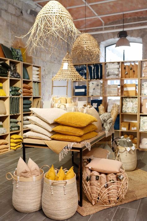 Decor Store Design, Furniture Store Display, Gift Shop Interiors, Boutique Store Displays, Shop In Shop, متحف فني, Store Design Boutique, Retail Interior Design, Retail Store Interior