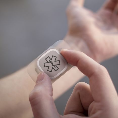 This wearable design concept helps epilepsy sufferers manage symptoms, predict potential seizures and alert passersby or loved ones when having a fit. Medical Device Design, Medical Tech, Wearables Design, Wearable Devices, Electronic Organization, Medical Design, Health Tech, Digital Health, Health Technology