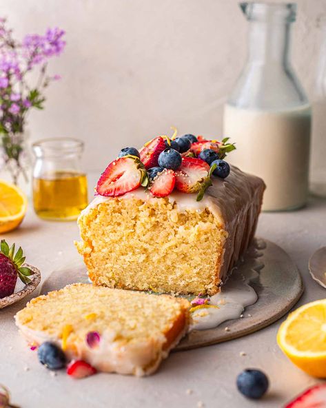 Easy vegan lemon olive oil cake using only 6 key ingredients and 1 bowl. This cake is fluffy, tender and light and perfect for Spring! via @rainbownourish Vegan Lemon Drizzle Cake, Lemon Cake Filling, Vegan Lemon Cake, Lemon Olive Oil Cake, Nurse Cake, Nursing Cake, Resipi Kek, Chandelier Cake, Lemon Cakes