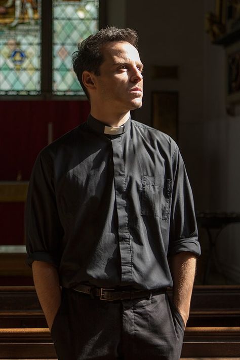 Andrew Scott's role as the hot priest in Fleabag season two has set the Internet on fire. Here's a few more hot GIFs to fan the flames. #hotpriest #andrewscott #sherlock #fleabag #amazonprime #fleabagseason2 Smash Book, Evan Peters, Jim Moriarty, Andrew Scott, The Hot Priest, George Smiley, Hollywood Men, Figure Reference, Johnlock