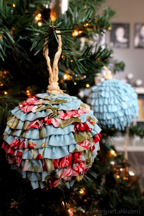 Frilly and Flouncy Ruffled Balls Diy Ruffle, Quilted Christmas Ornaments, Ornament Tutorial, Fabric Ornaments, Christmas Ornaments Homemade, Fabric Christmas Ornaments, Christmas Ornament Crafts, Noel Christmas, Christmas Ornaments To Make