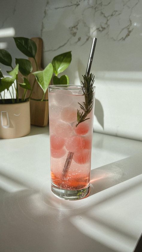 feed.annna on Instagram: Sparkling Cherry Blossom Ade 🌸✨ Recipe: ~ 1 oz/30 ml sakura syrup ~ 250 ml sparkling water ~ 20ml simple syrup if you prefer it sweeter ~… Ade Recipe, Booba Tea, Tea Business, Japanese Drinks, Water Aesthetic, Beverage Recipes, Japanese Sakura, Sparkling Drinks, Film Making