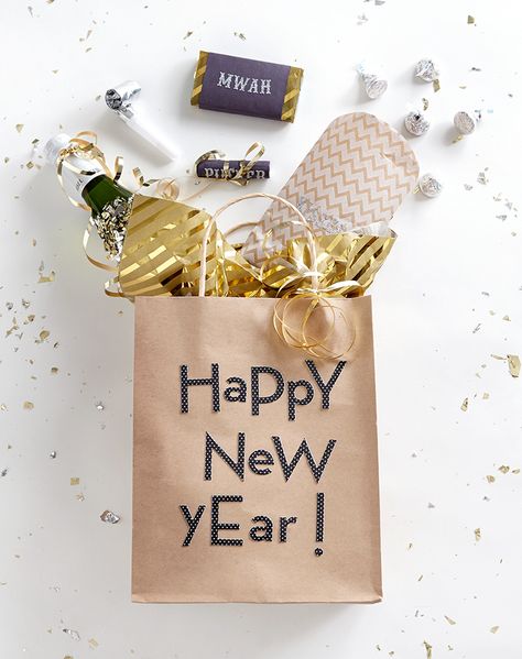 7 New Year's Eve Party Favor Ideas <3                                                                                                                                                                                 More Sylvester Party, Happy New Year Gift, New Years Wedding, Mini Champagne Bottles, Nye Party, Happy New Year 2019, New Years Eve Decorations, New Year Wishes, New Years Decorations