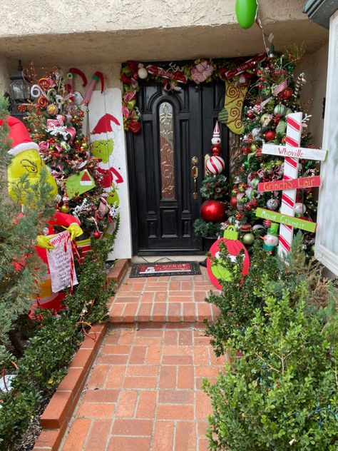 Elf Porch Decor, Whimsical Christmas Porch Decor, Grinch House Decoration Outdoor Christmas, Grinch Christmas Front Porch, Grinch Porch Ideas, Grinch Front Porch Decorations, Grinch Front Door Decor, Grinch Front Porch, Grinch Porch Decor