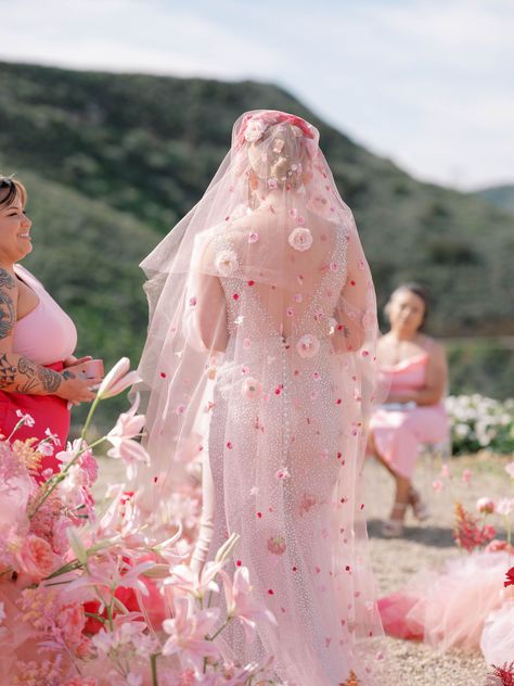 Veil With Pink Flowers, Pink Flower Veil, Pink Wedding Dress With Veil, Pink Floral Veil, Colorful Veil Wedding, Colorful Wedding Veil, Pink Veil Wedding, Black Prom Dresses Short, Barbiecore Wedding