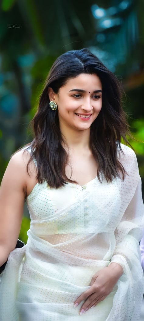 Alia Bhatt In White, Saree Wallpaper, Alia Bhatt Photoshoot, Turkish Women Beautiful, White Saree, Indian Woman, Alia Bhatt, Beautiful Smile Women, India Beauty