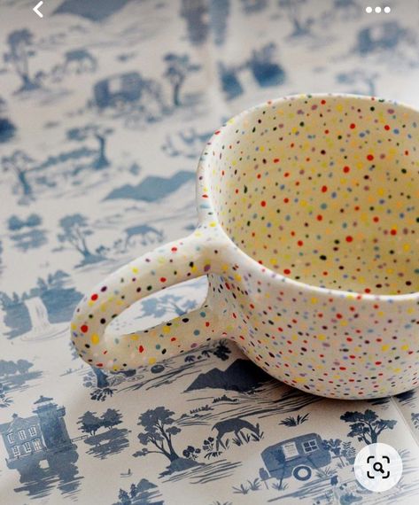 Ceramic Mug Ideas Design, Easy Ceramic Mug Ideas, Painted Ceramic Mug Ideas, Ceramic Painting Ideas Mugs Simple, Dot Pottery Painting, Diy Ceramic Painting Ideas, Pottery Painting Dots, Coloring Ceramics, Cute Pottery Painting Ideas Aesthetic