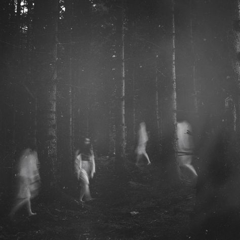 Images Terrifiantes, Film Student, Horror Photography, Creepy Photos, Creepy Images, Arte 8 Bits, Arte Obscura, Witch Aesthetic, Creepy Art