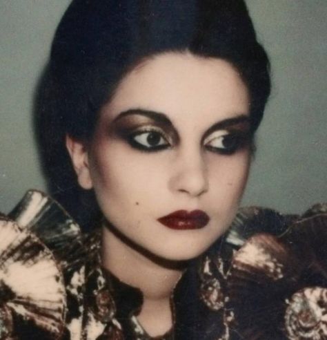 London's Blitz Club patron, 1980.                                                                                                                                                                                 Más Blitz Club, Curly Scene Hair, Scene Bangs, 90s Grunge Hair, 80s Makeup, Scene Makeup, Short Scene Hair, Punk Makeup, Morticia Addams