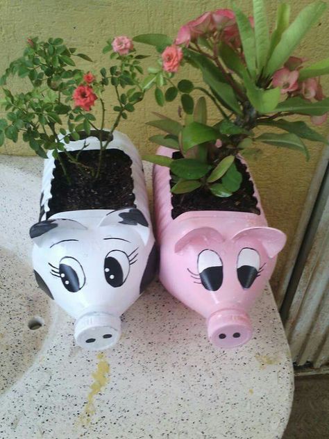 Plastic Container Crafts, Bottles Decoration Diy, Plastic Bottle Planter, Plastic Bottle Crafts Diy, Dekoratívne Vence, Water Bottle Crafts, Plastic Bottle Flowers, Plastic Bottle Art, Plant Pot Diy