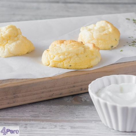 Bread With Cottage Cheese, Cottage Cheese Bread Recipe, Cottage Cheese Muffins, Cheese Roll Recipe, Protein Baking, Goat Cheese Recipes, Sour Cream Recipes, Cloud Bread, Cheese Biscuits