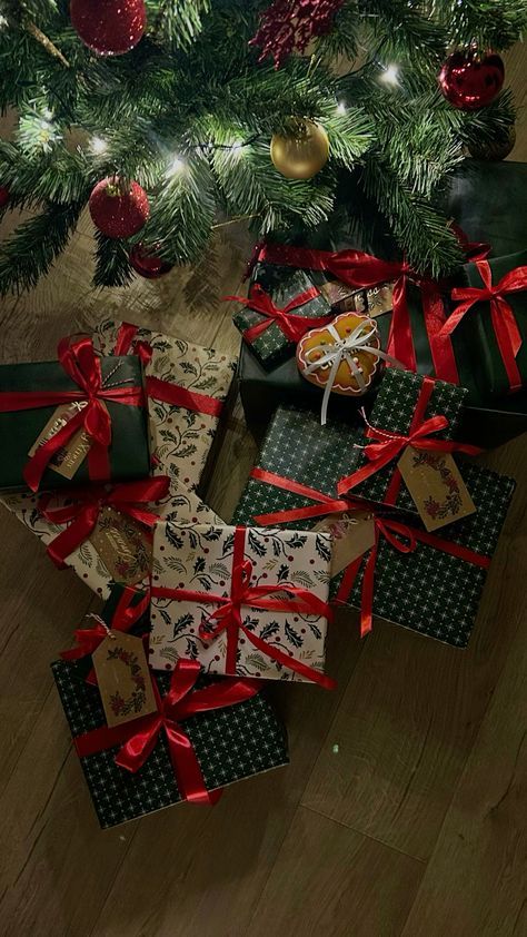 Red Wrapped Presents, Aesthetic Christmas Family, Christmas Gift Wrapping Ideas Aesthetic, Wrapped Christmas Presents Aesthetic, Christmas Wrapping Astethic, Red And Green Gift Wrapping Ideas, Red And Gold Christmas Wrapping, Red Green Christmas Aesthetic, Gifts Christmas Aesthetic