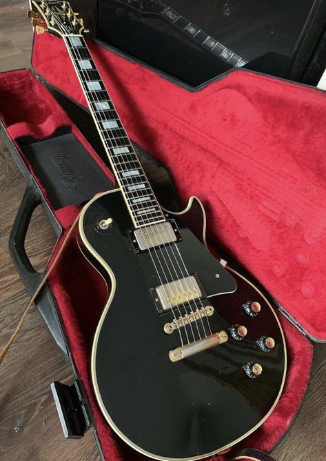 Black Les Paul Guitar, Black Gibson Les Paul, Black Les Paul, Guitar Tabs Acoustic, Sg Guitar, Gibson Les Paul Custom, Learning Guitar, Guitar Obsession, Les Paul Guitars