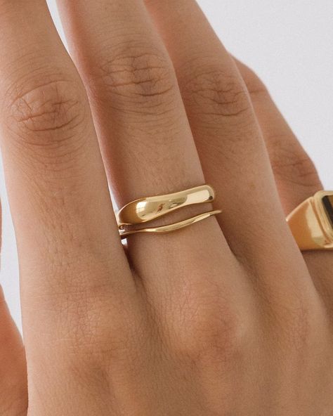 Maria Valentine LeBlanc (@mariavalentinenyc) • Instagram photos and videos Minimal Gold Ring, Waves Ring, Gold Ring Stacking, Wave Ring, Gold Ring Sets, Ring Stacking, Mode Inspo, Girly Jewelry, Jewelry Inspo