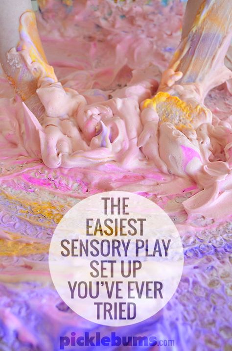 It might look messy but this is one of the quickest, and easiest,sensory play set ups you'll ever try! Reggio Science, Toddler Painting Activities, Sensory Play Ideas, Table Activities, Daycare Themes, Preschool Sensory, Kids Sensory Play, Bayer Munich, Sensory Tubs