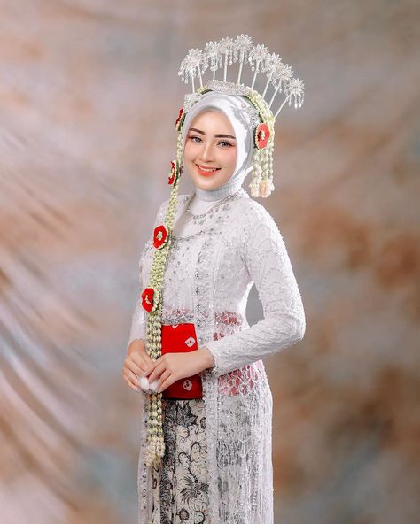 Baju pernikahan adat Jawa. Pakaian tradisional Indonesia. Javanese traditional costume. Pic from instagram: dpr_photo #culture #budaya #batik #clothes #clothing #batik #bride #bridal #kebaya #outfit #attire #asia #hijab Wedding Dress Hijab Adat Jawa, Pernikahan Adat Jawa Hijab, Wedding Dress Jawa, Javanese Wedding Hijab, Wedding Jawa Hijab, Pengantin Jawa Hijab, Nikah Adat Jawa, Kebaya Outfit, Wedding Dress Hijab