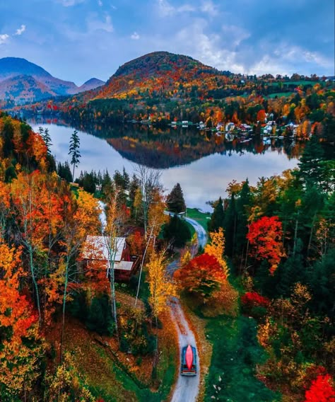 📸: @kjp (IG) Fall In Vermont, Vermont Farms, Vermont Fall, New England Fall, Autumn Scenes, Fall Hiking, Autumn Drives, Autumn Scenery, Fall Pictures