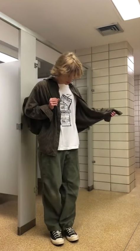 Mens Midwest Emo Style, Soft Grunge Men Outfit, Masc College Outfits, Baggy Sweater Outfits Men, Grunge Winter Outfits Masc, Trans Male Fashion, Alt Indie Outfits Men, Midwestern Emo Outfit Men, Baggy Grunge Outfit Men