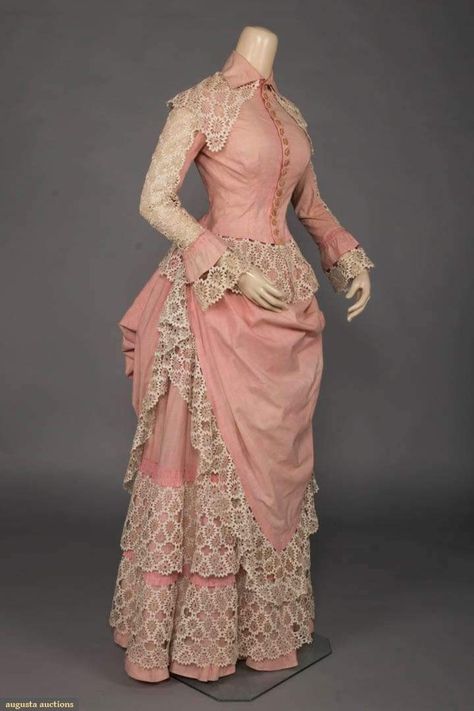 BUSTLED VISITING GOWNS, 1880s SPRING 2020 - Historic Fashion Online Bellows Falls 3-pc pink chambray w/ rickrack lace embellishment to SH, sleeve, cuff, & all hems, CF button up closure, scalloped overskirt, pockets in underskirt Victorian Era Dresses, Victorian Era Fashion, 1870s Fashion, 1880s Fashion, Bustle Dress, Victorian Costume, 19th Century Fashion, Old Dresses, Victorian Clothing