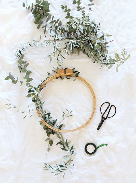 DIY Eucalyptus Olive & Floral Wreath Diy Eucalyptus, Floral Branch, Floral Hoops, Rustic Wreath, Welcome Wreath, Wreath Christmas, Mason Jar Crafts, Farmhouse Wreath, Olive Branch