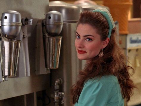 Shelly Twin Peaks, Machen Amick, Twin Peaks Costume, Diner Aesthetic, Laura Palmer, Between Two Worlds, Twin Peaks, Cute Hairstyles, Sweden