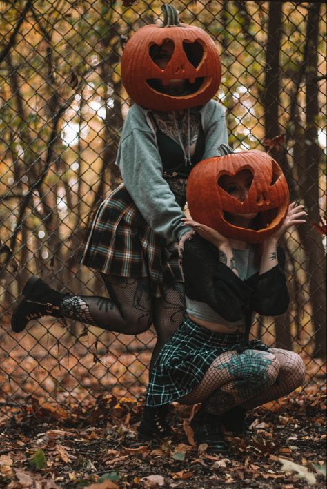 Halloween 
Pumpkin 
Pumpkin head 
#Pumpkin photo shoot 
Fall photo shoot BFF best friends heart eyes cute forest photos Kawaii, Fun Bestie Photoshoot Ideas, Friend Pumpkin Head Photoshoot, Halloween Fall Photoshoot, Fun Halloween Aesthetic, Halloween Pics Ideas, Pumpkin Head Photo Shoot Friends, Bestie Pumpkin Head Photoshoot, Pumpkin Head Best Friend Photoshoot