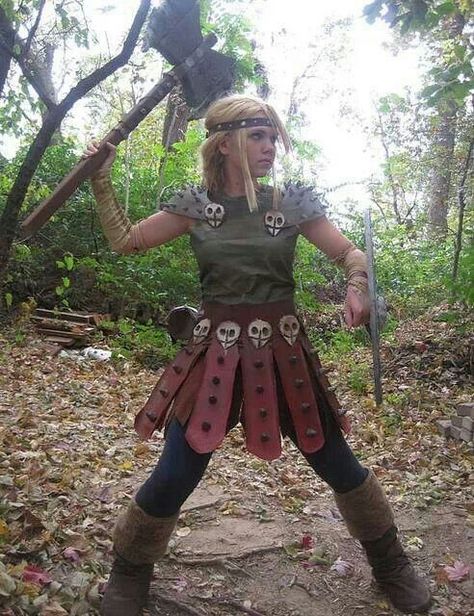 Medieval blonde with axe Astrid Cosplay, Embroidery Crafts, Hallowen Costume, Epic Cosplay, Dragon Trainer, Halloween 2022, Costume Diy, Train Your Dragon, Fantasias Halloween